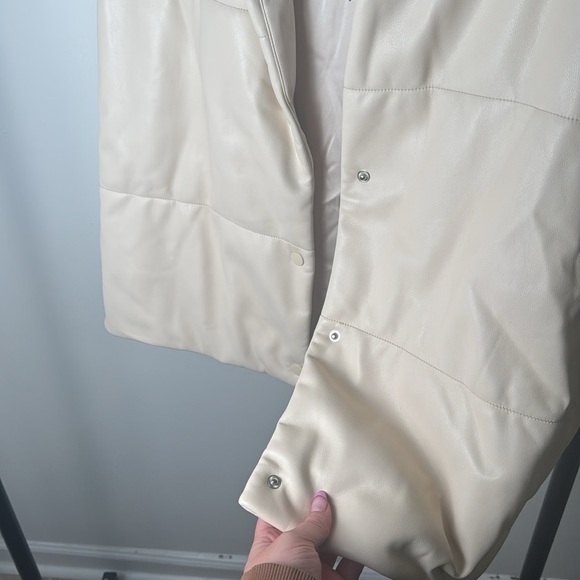 New with Tag Women's Cream Puffer Faux Leather Fall Vest Size Large - Picture 5 of 6